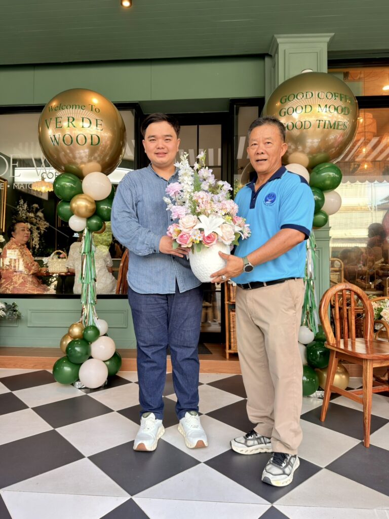 นายวรวุฒิ ศิริเศรษฐ์ นายกสมาคมฯ แสดงความยินดีในนามสมาคมมิตรภาพการค้าตะวันออก เนื่องในโอกาสที่สมาชิกพี่นัท หัวหน้าฝ่ายกิจกรรมพิเศษ เปิดร้านกาแฟและ ขายผลิตภัณฑ์ไม้จักสานคุณภาพสูง